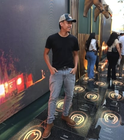 Marcelino em uma loja no Paraguai